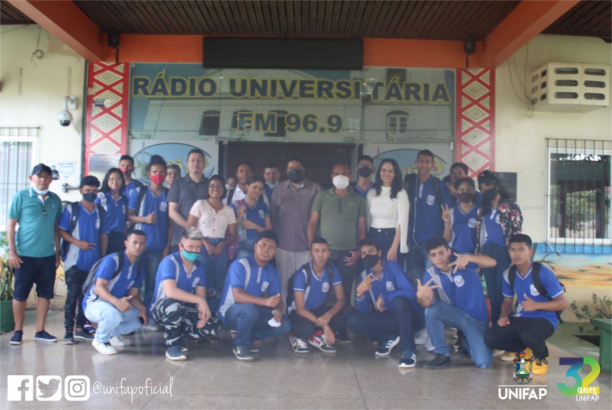 Alunos da Escola Jacinta de Carvalho visitam a Rádio Universitária